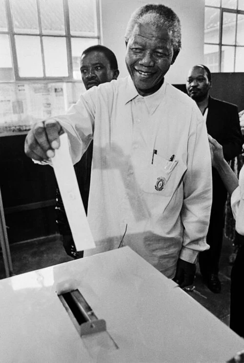 Mandela casts his vote; Paul Weinberg, April 1994